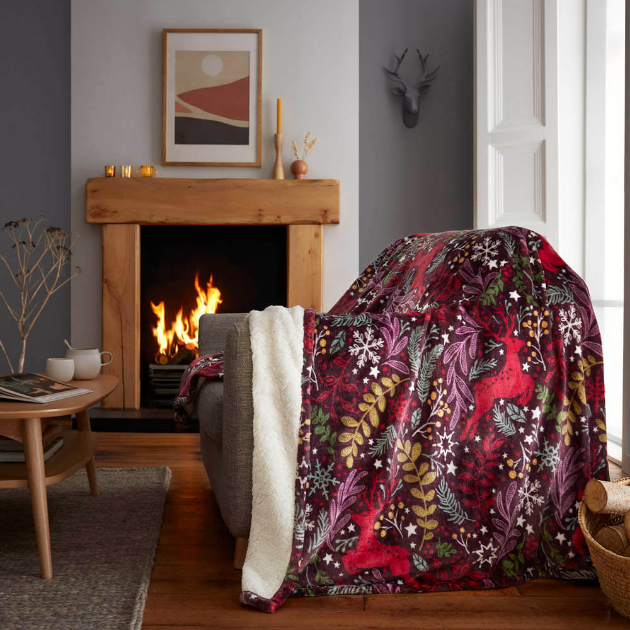 Picture of Winter Stag Fleece Throw - Berry